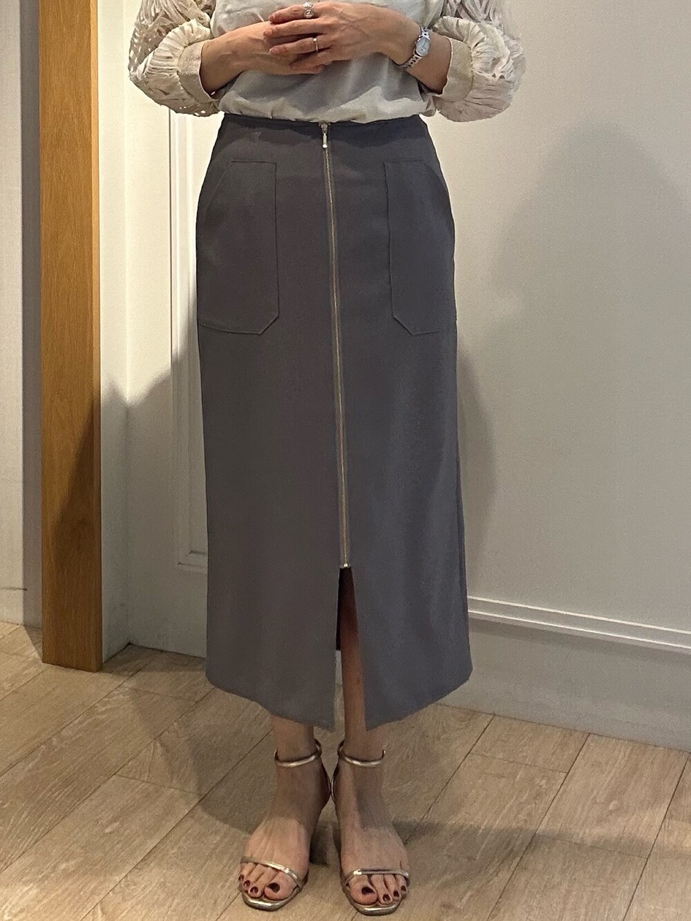 ホワイト系のTシャツ/カットソー、グレー系のスカート、イエロー系のショルダーバッグを着用したレディースの春コーディネートの8枚目の写真