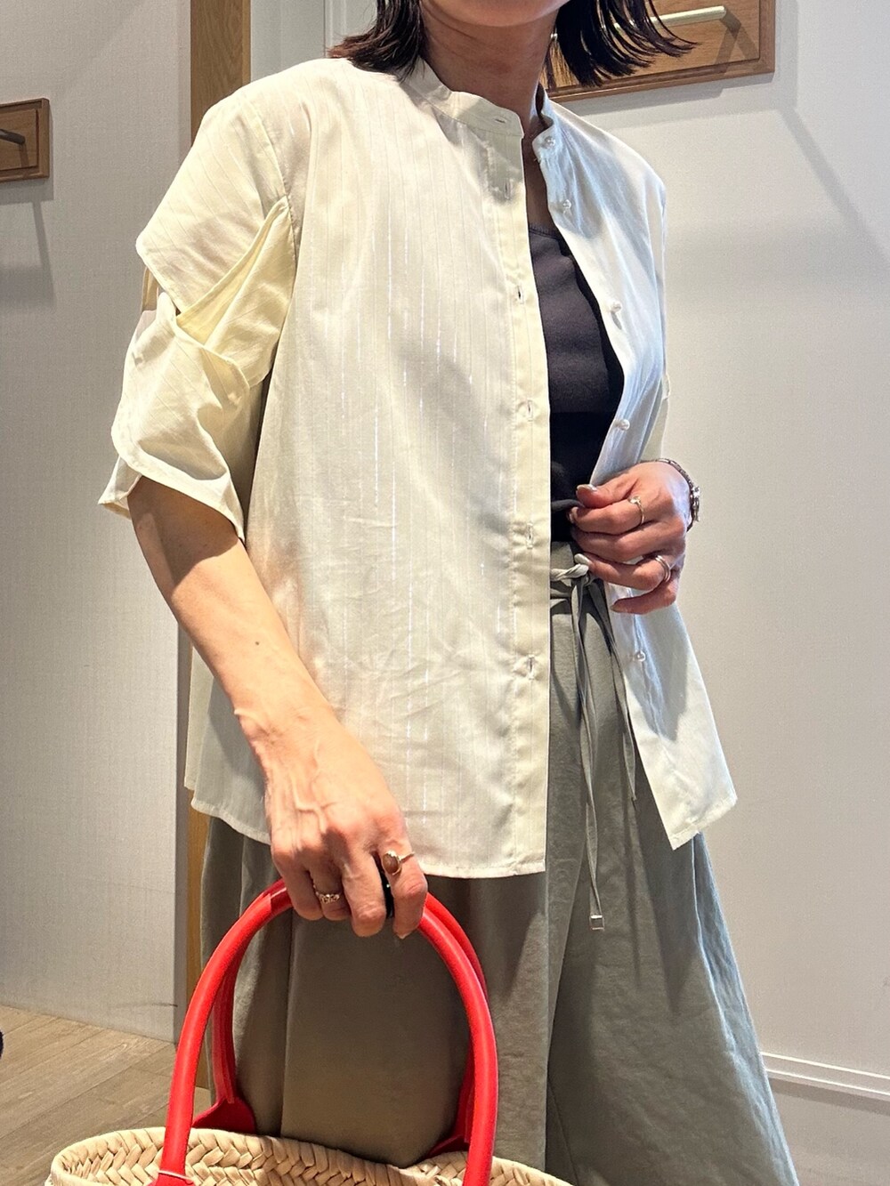 「柄シャツ、ワイドパンツ、サンダル、シャツスタイル、シンプルコーデ、きれいめコーデ、楽チンコーデ、大人女子、低身長女子、大人ファッション、低身長コーデ、おしゃれさんと繋がりたい、オフィスカジュアル、大人コーデ、アラフォー」｜「NOLLEY’Sのアイテム（バッグ、レッド系）」を使った、daimonさん（レディース・154cm）の春コーディネートの9枚目の写真