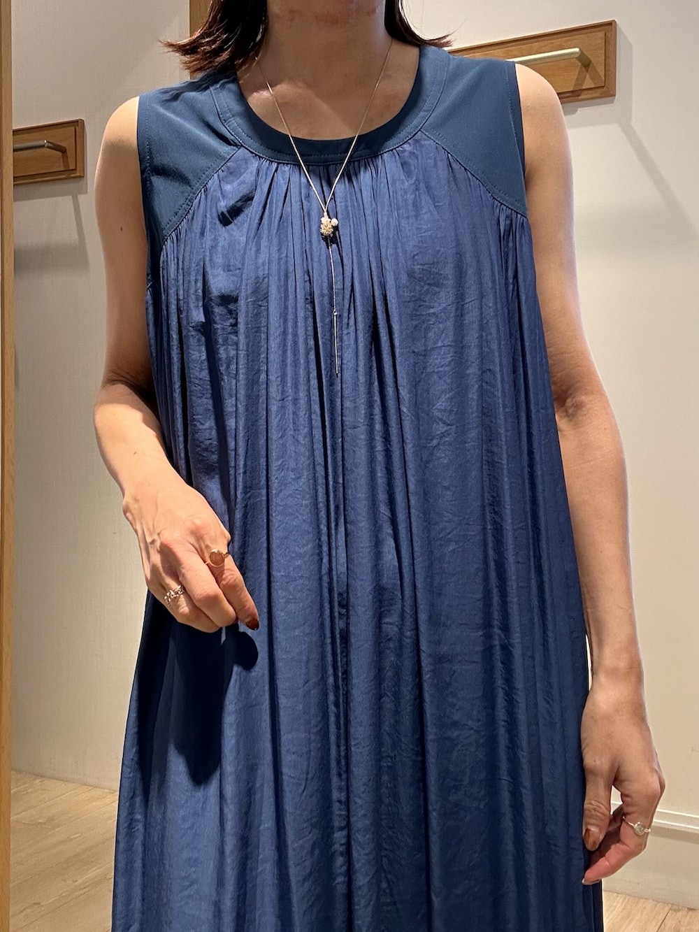 ブルー系のワンピース、ホワイト系のカーディガン/ボレロを着用したレディースの春コーディネートの5枚目の写真