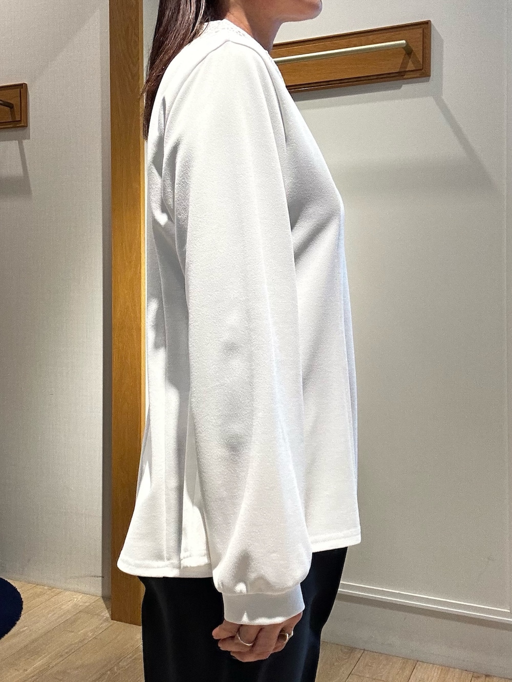 ホワイト系のシャツ/ブラウス、ブルー系のその他パンツを着用したレディースの冬コーディネートの6枚目の写真