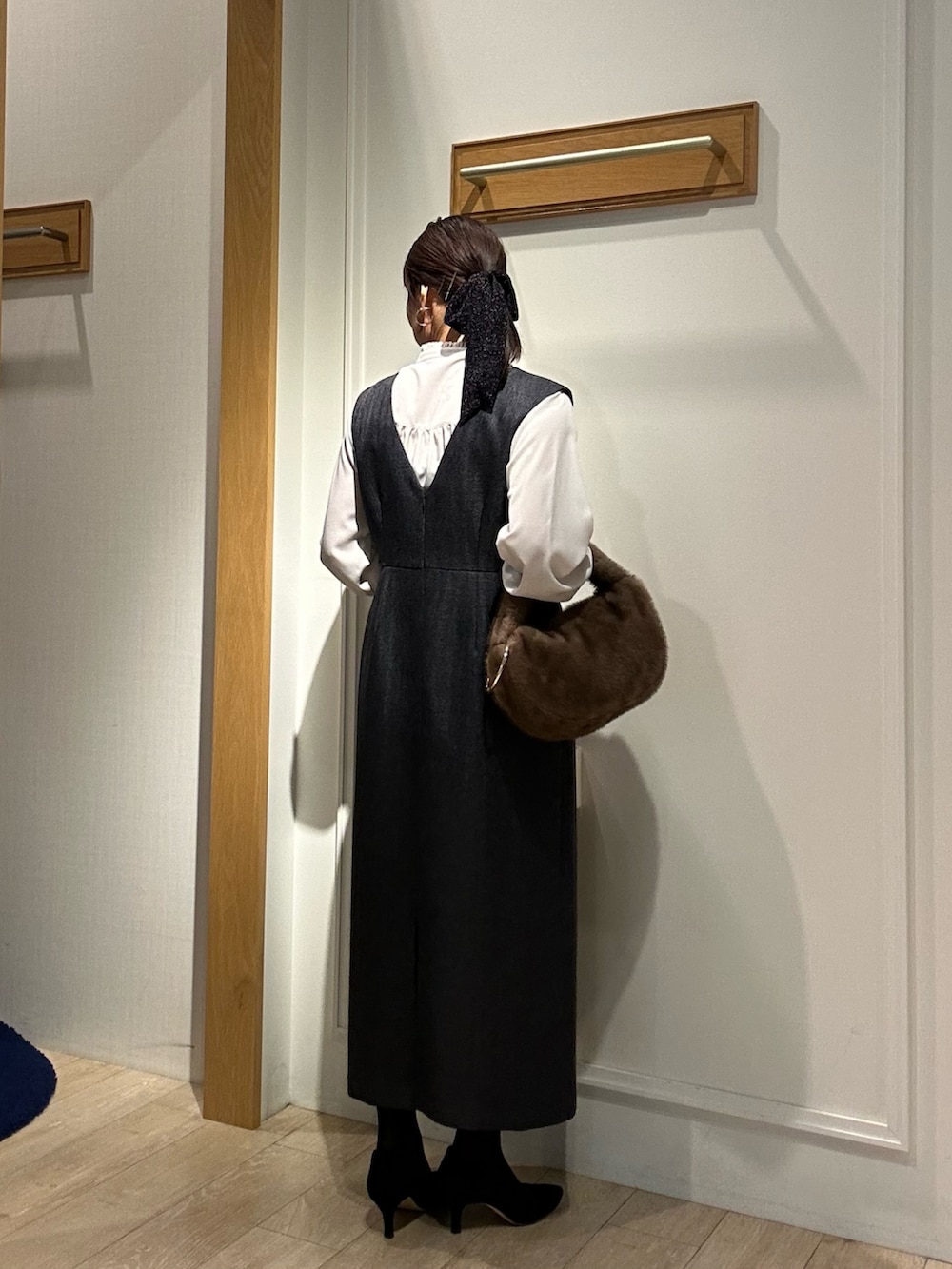 ベージュ系のシャツ/ブラウス、グレー系のワンピース、ホワイト系のカーディガン/ボレロを着用したレディースの秋コーディネートの6枚目の写真