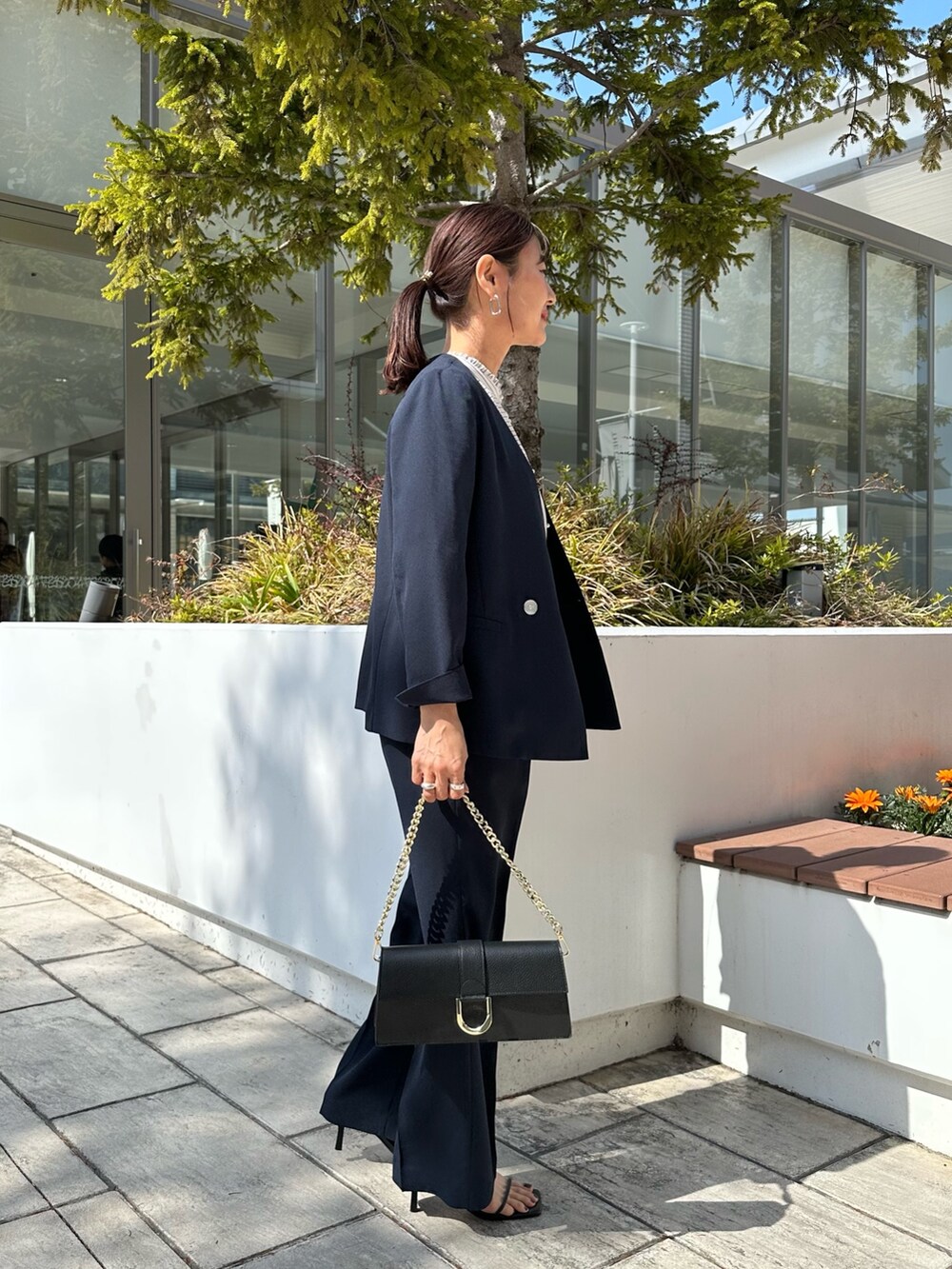 「春めき満開コーデ、春服、ワントーンコーデ、低身長コーデ、低身長女子、40代ファッション、セットアップ、セットアップスタイル、セットアップコーデ、ネイビーコーデ、ネイビージャケット、ＵＶカット、お仕事、お仕事コーデ、パンツスーツ」｜「MICO COULIERのジョーゼットプリーツブラウス（シャツ/ブラウス、ホワイト系）」を使った、daimonさん（骨格ナチュラル・レディース・154cm）の春コーディネートの2枚目の写真