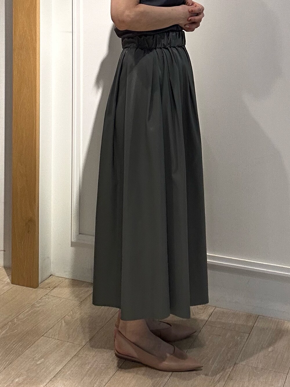 グレー系のTシャツ/カットソー、ホワイト系のテーラードジャケット、ブラック系のスカートを着用したレディースの春コーディネートの5枚目の写真