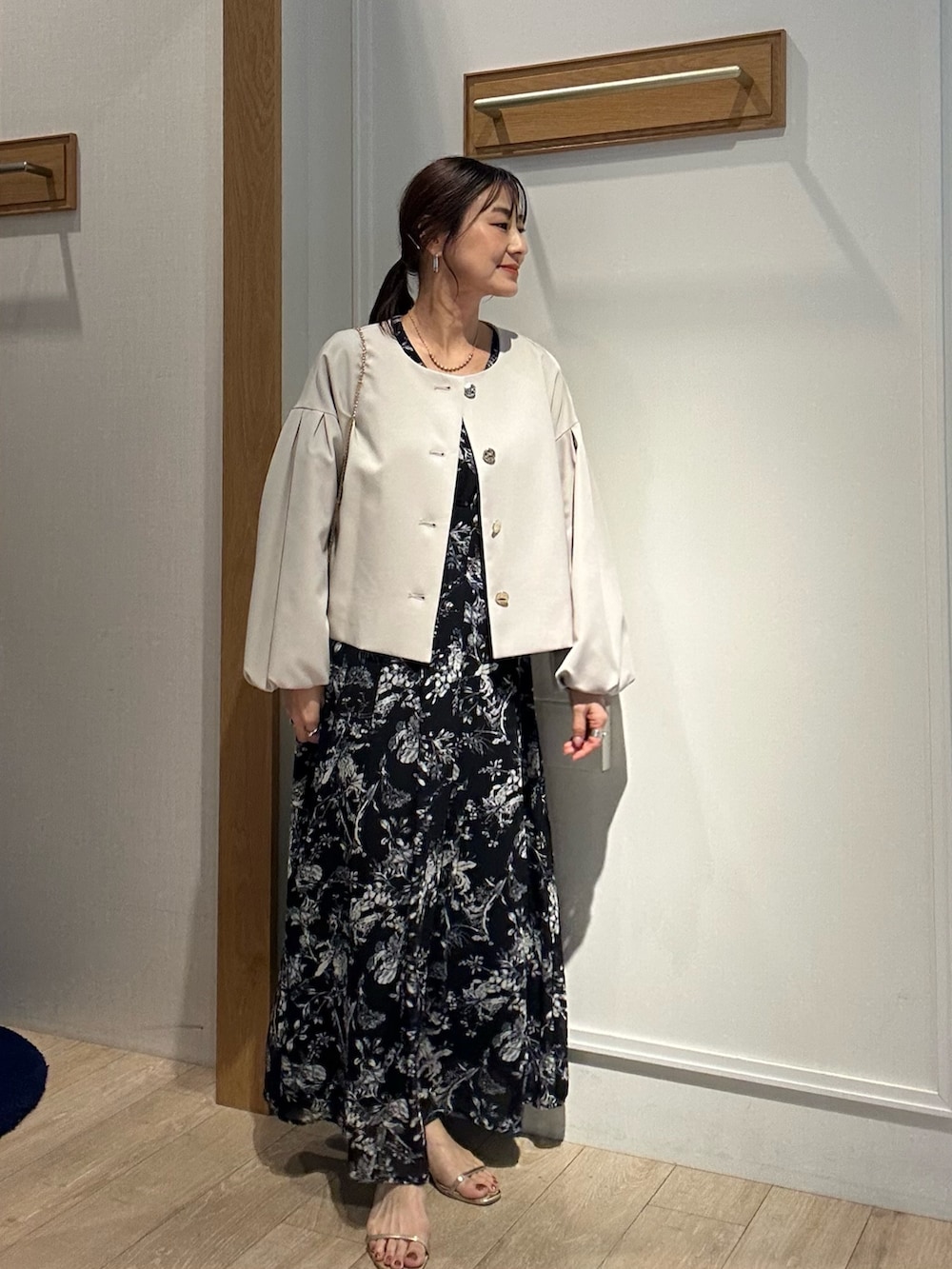 「休日スタイル、オトナ女子、春服、オトナカジュアル、40代ファッション、女子会コーデ、低身長、低身長コーデ、フラワープリント、フラワープリントワンピース、ワンピースコーデ、花柄ワンピース、ロングワンピース、春ワンピース」|「MICO COULIERの《オケージョン対応》ダブルクロスストレッチジャケット(ノーカラージャケット、ベージュ系)」を使った、daimonさん(骨格ナチュラル・レディース・154cm)の春コーディネートの7枚目の写真