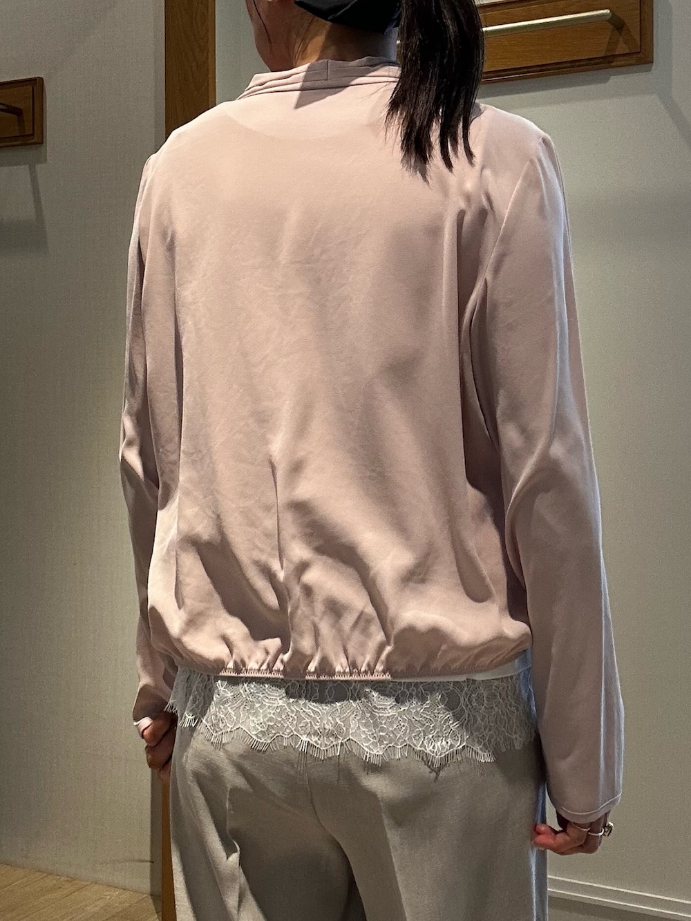 ホワイト系のTシャツ/カットソー、ベージュ系のその他パンツ、ベージュ系のノーカラージャケットを着用したレディースの春コーディネートの7枚目の写真