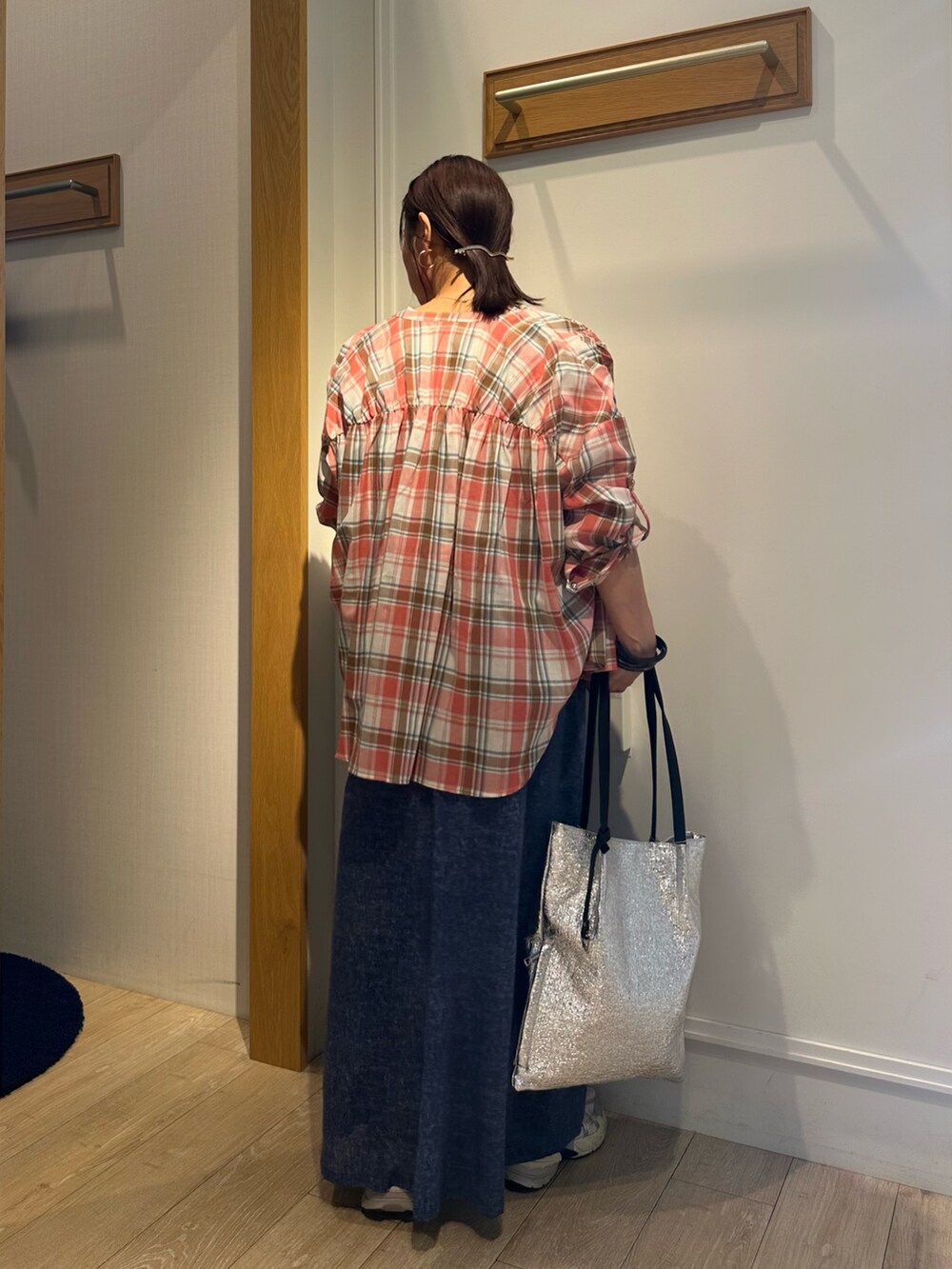 ブルー系のワンピース、レッド系のシャツ/ブラウス、ホワイト系のTシャツ/カットソーを着用したレディースの夏コーディネートの3枚目の写真