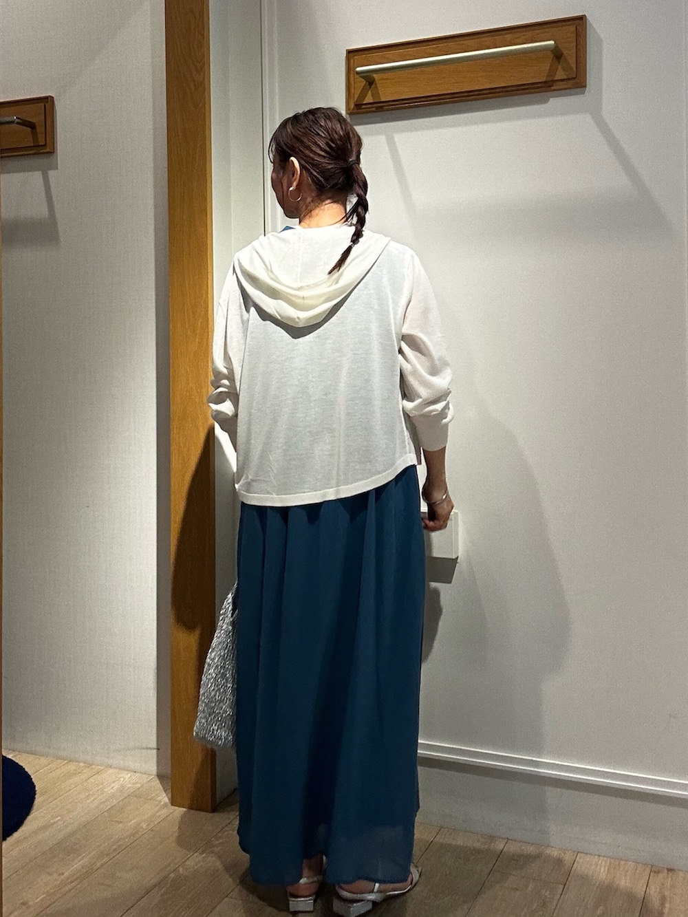 ブルー系のワンピース、ブルー系のカーディガン/ボレロ、シルバー系のトートバッグを着用したレディースの春コーディネートの3枚目の写真