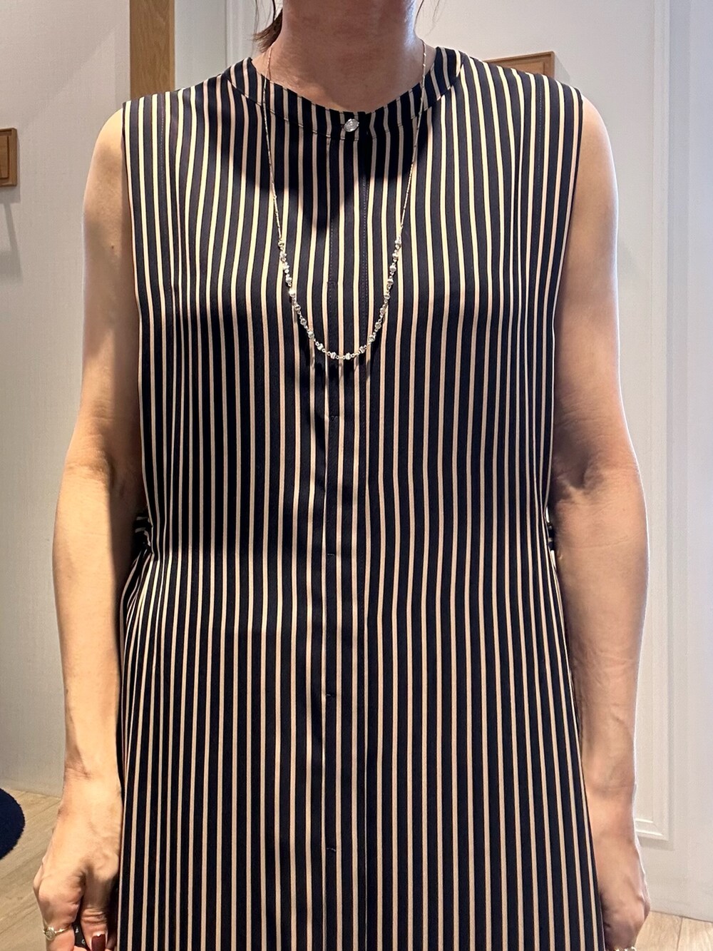 グレー系のテーラードジャケット、ブルー系のテーラードジャケット、ブラック系のトートバッグを着用したレディースの夏コーディネートの6枚目の写真