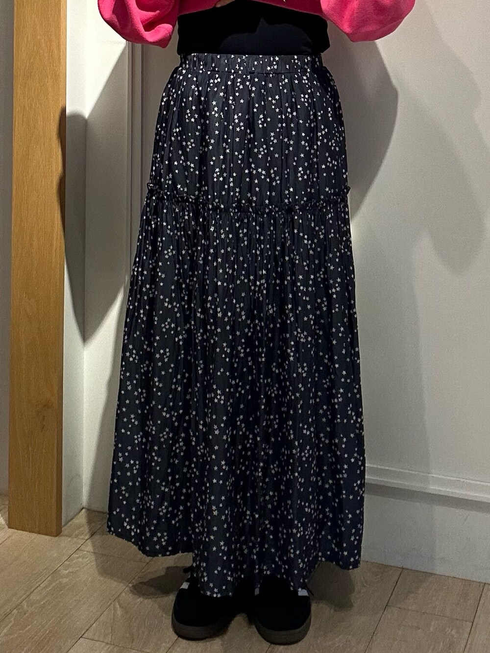 ピンク系のニット/セーターを着用したレディースの秋コーディネートの9枚目の写真