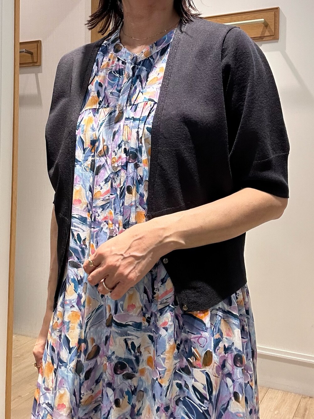 ブルー系のワンピース、グレー系のニット/セーター、ブラウン系のサンダルを着用したレディースの夏コーディネートの10枚目の写真