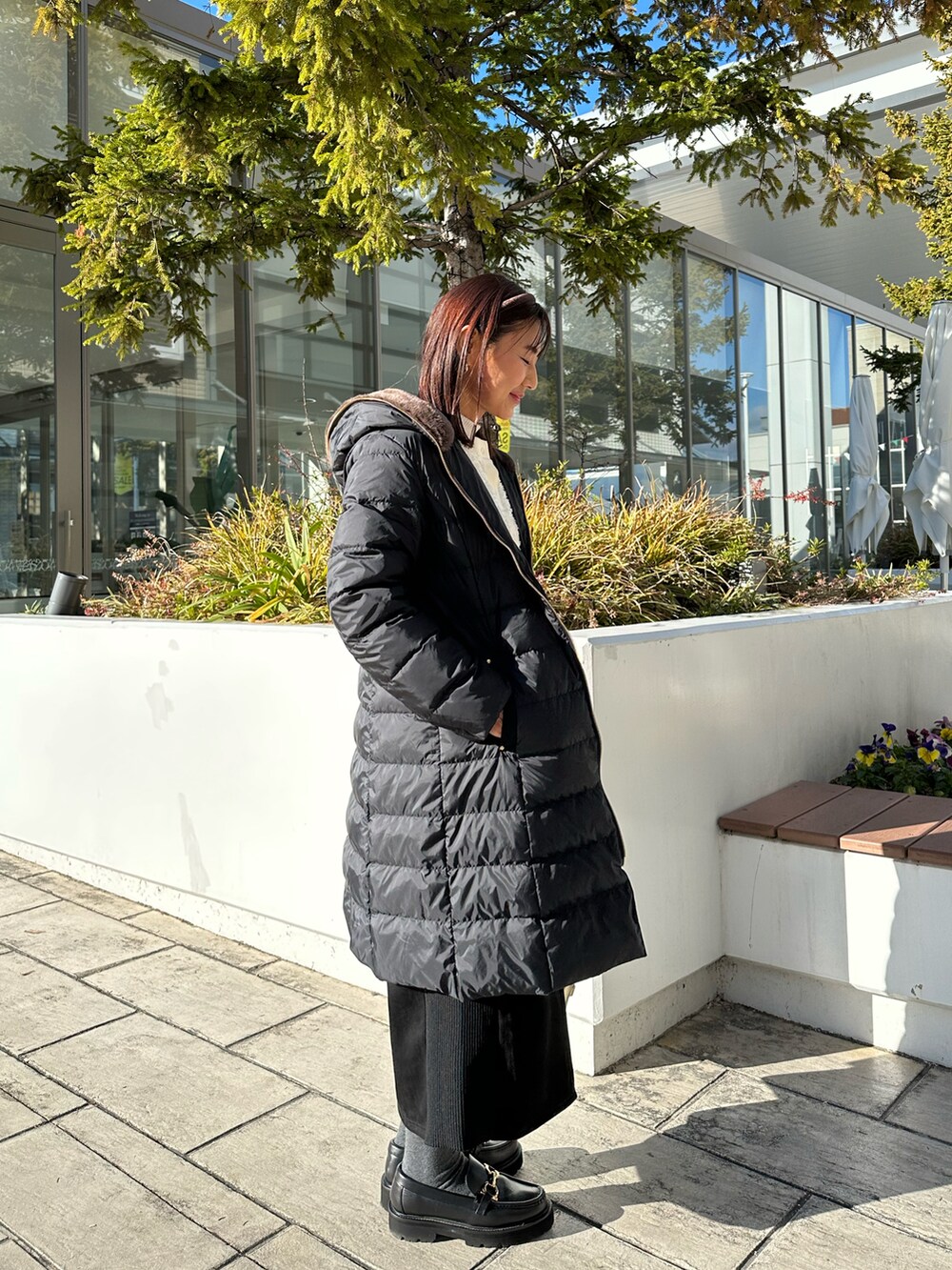 ブラック系のダウンジャケット/コート、ゴールド系のショルダーバッグを着用したレディースの冬コーディネートの2枚目の写真