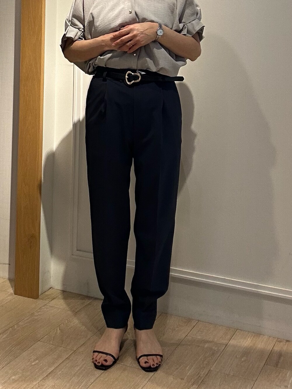 ベージュ系のシャツ/ブラウス、ブルー系のその他パンツ、ブラック系のショルダーバッグを着用したレディースの春コーディネートの8枚目の写真