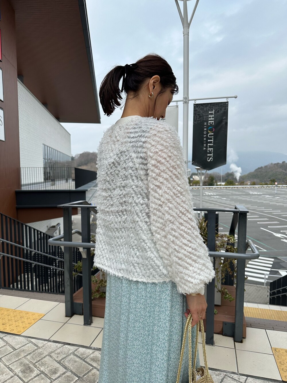 「春コーデ、春めき満開コーデ、春服コーデ、大人可愛い、大人コーデ、春、低身長女子、お花見コーデ、150cm台コーデ、低身長コーデ、シャギーカーディガン、花柄、花柄スカート、シアー、春服」｜「MICO COULIERのミニフラワープリントスカート（スカート、グリーン系）」を使った、daimonさん（骨格ナチュラル・レディース・154cm）の春コーディネートの8枚目の写真