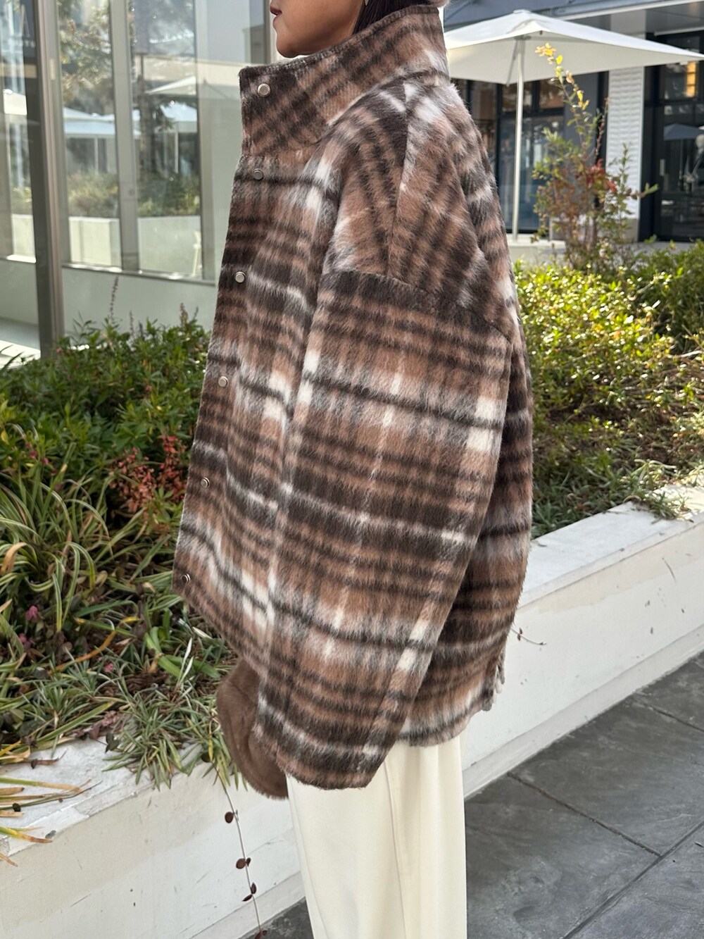 ホワイト系のその他パンツ、ブラウン系のテーラードジャケット、ホワイト系のニット/セーターを着用したレディースの冬コーディネートの5枚目の写真