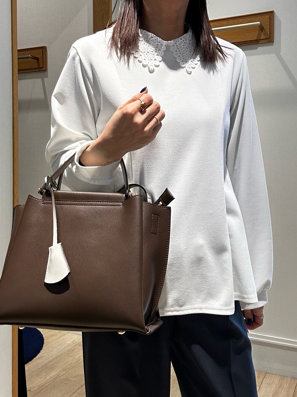 ホワイト系のシャツ/ブラウス、ブルー系のその他パンツを着用したレディースの冬コーディネートの8枚目の写真