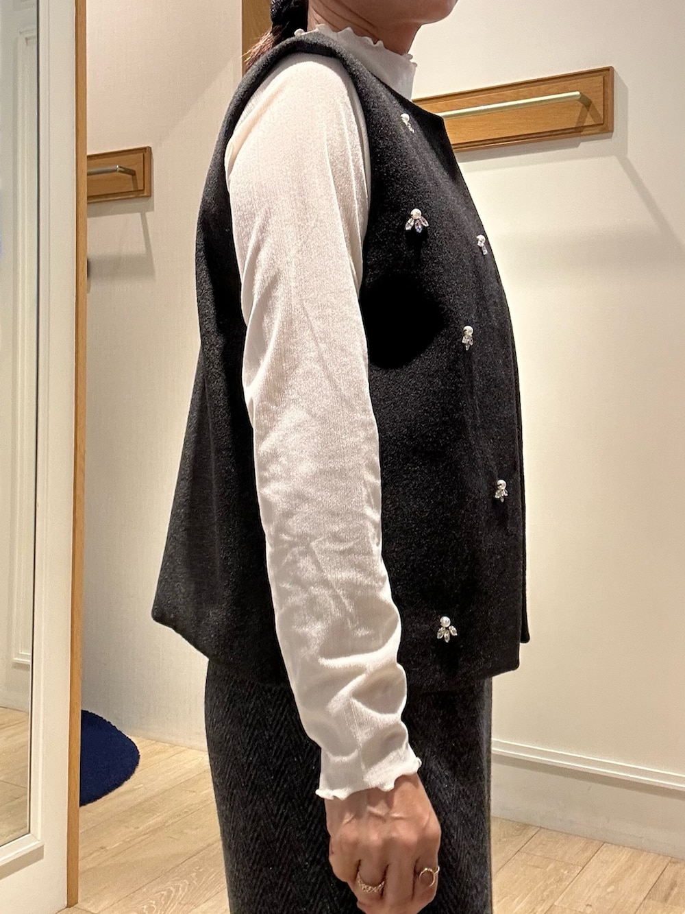 グレー系のブルゾン、ホワイト系のTシャツ/カットソー、グレー系のスカートを着用したレディースの秋コーディネートの7枚目の写真