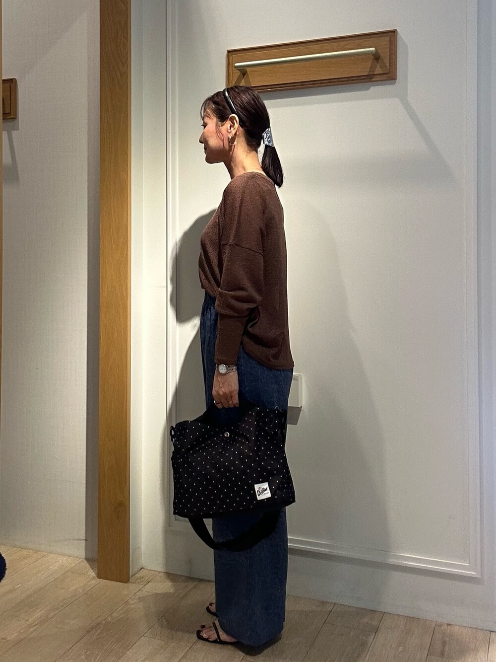 ブラウン系のTシャツ/カットソー、ブルー系のその他パンツ、ゴールド系のピアス（両耳用）を着用したレディースの夏コーディネートの2枚目の写真