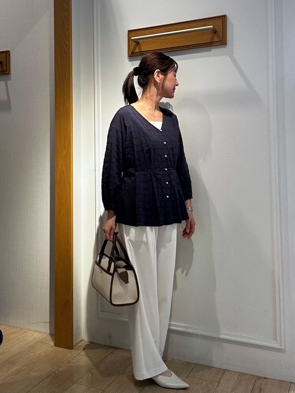 ブルー系のシャツ/ブラウス、ベージュ系のノーカラージャケット、ホワイト系のTシャツ/カットソーを着用したレディースの春コーディネートの9枚目の写真