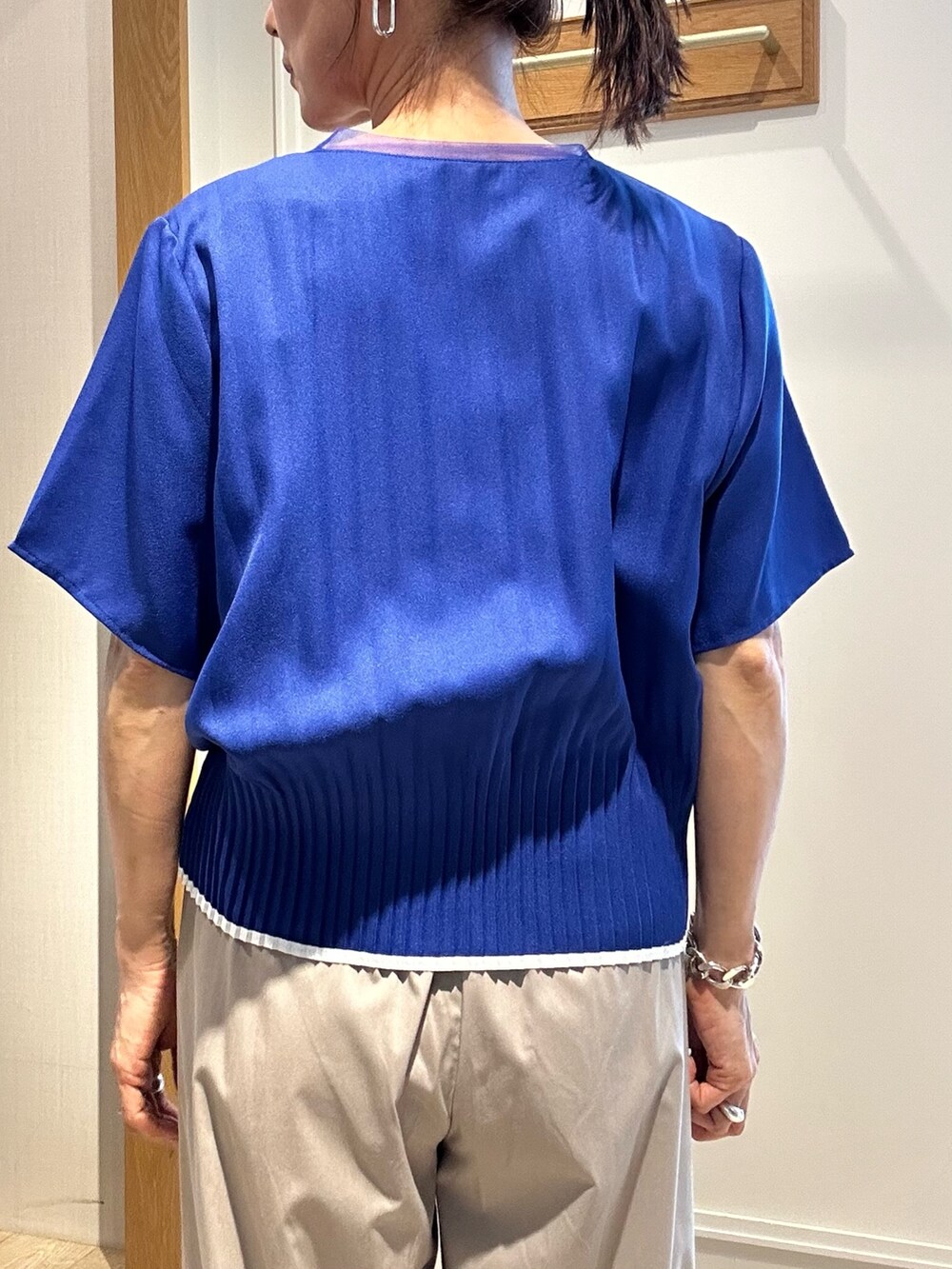 ブルー系のシャツ/ブラウス、ベージュ系のその他パンツ、ブラック系のボストンバッグを着用したレディースの夏コーディネートの8枚目の写真