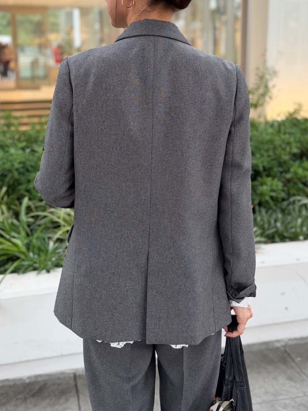 ブラック系のその他パンツ、ブラック系のトートバッグ、グレー系のTシャツ/カットソーを着用したレディースの秋コーディネートの6枚目の写真
