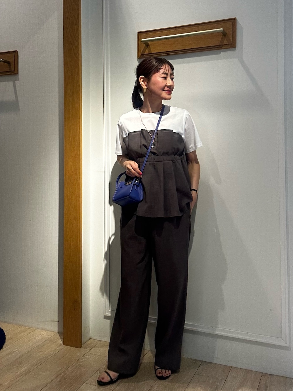 ブルー系のブルゾン、ブルー系のショルダーバッグ、グリーン系のシャツ/ブラウスを着用したレディースの春コーディネートの2枚目の写真