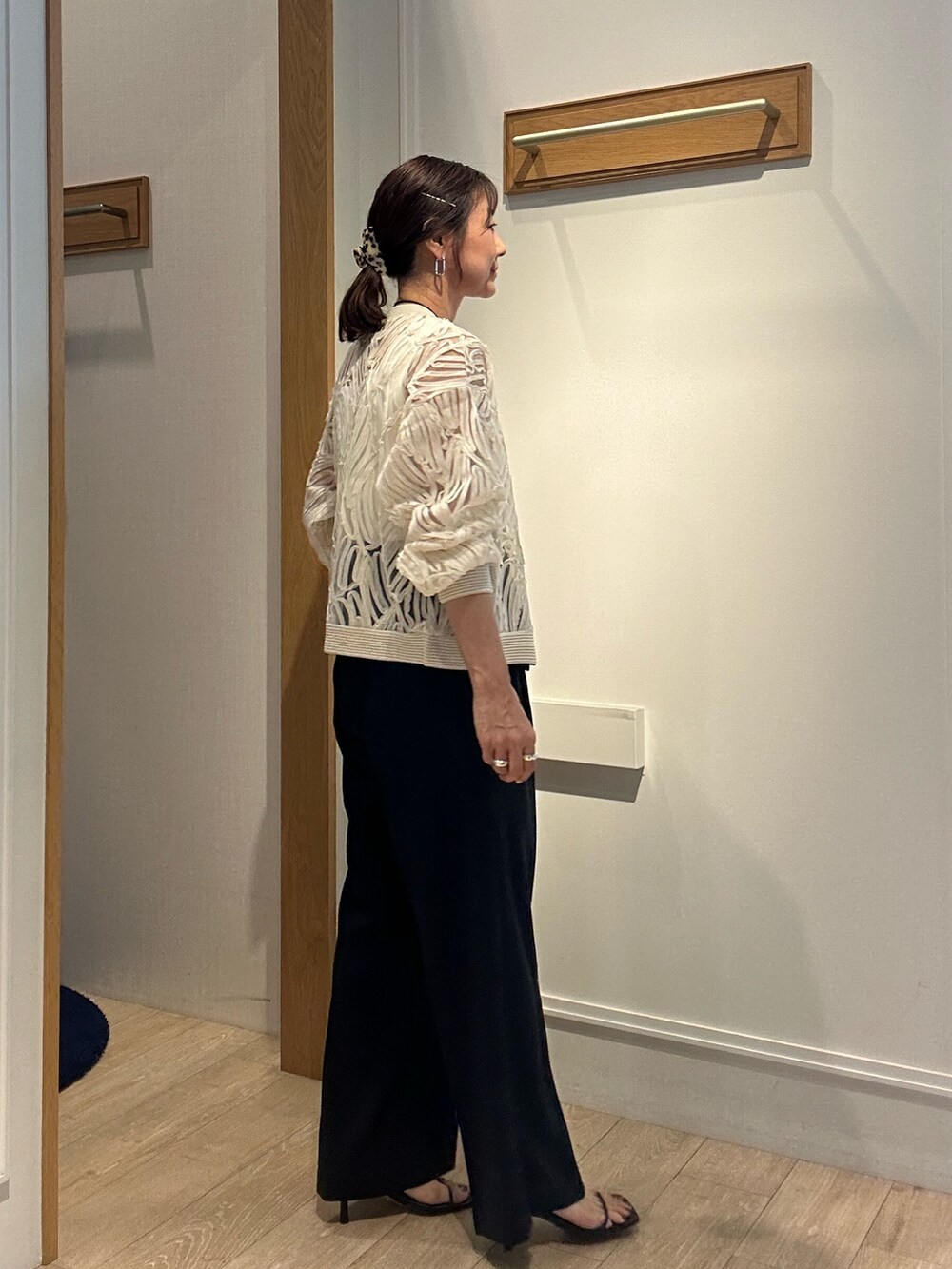 ホワイト系のカーディガン/ボレロ、シルバー系のネックレスを着用したレディースの冬コーディネートの2枚目の写真