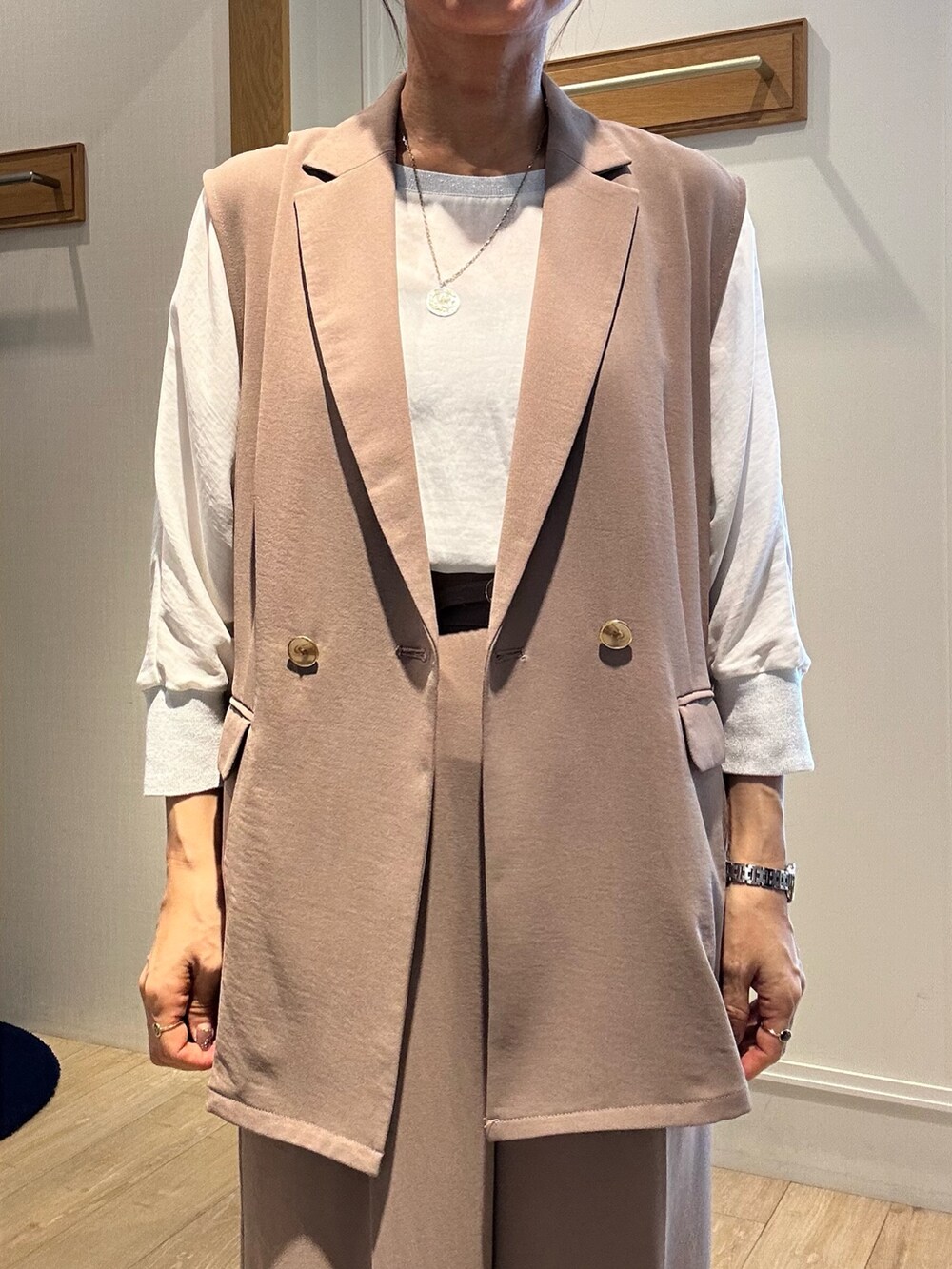 ブラック系のサンダル、ホワイト系のシャツ/ブラウス、イエロー系のテーラードジャケットを着用したレディースの夏コーディネートの6枚目の写真