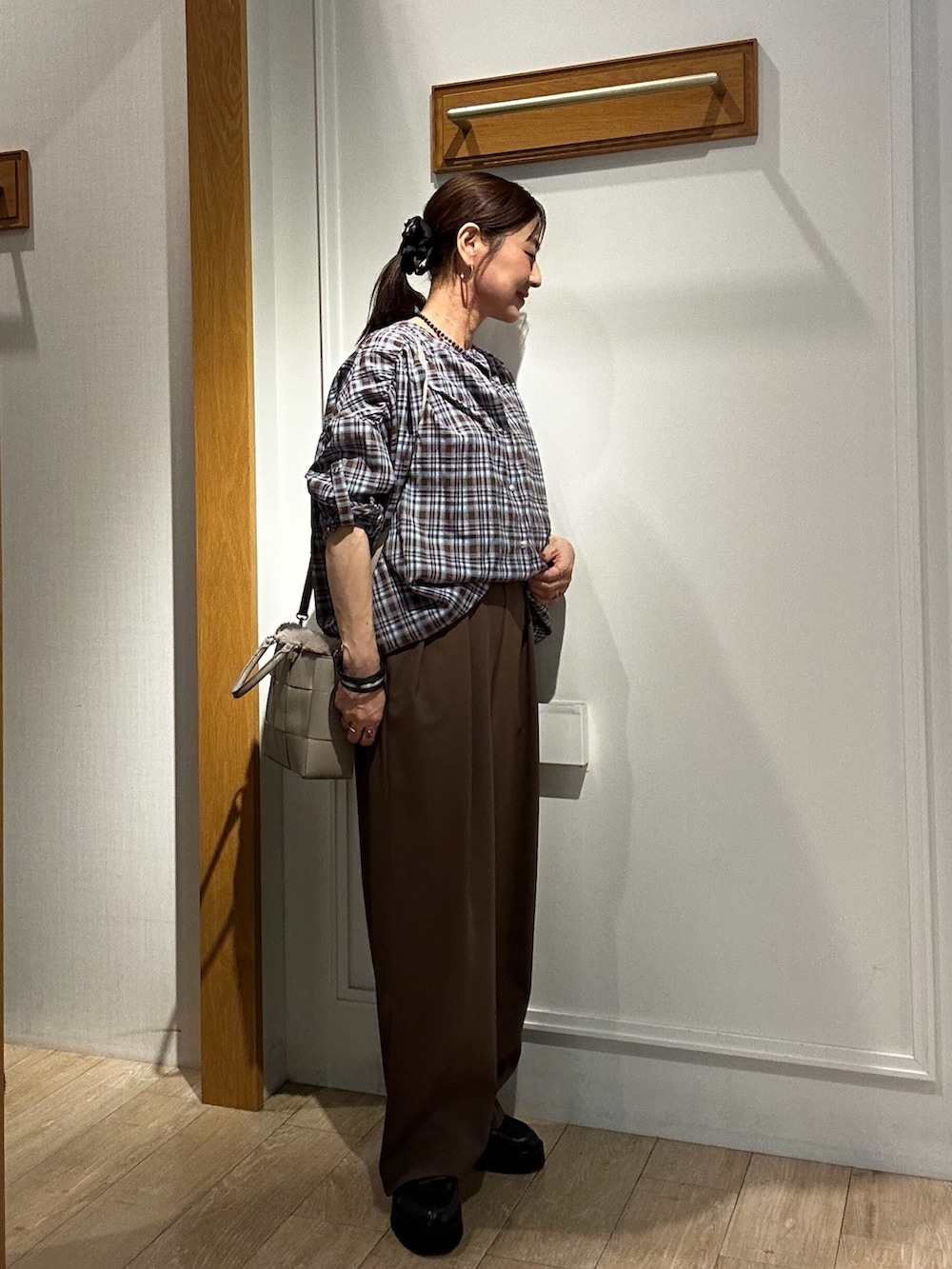 ブラウン系のシャツ/ブラウス、ブラウン系のその他パンツ、ブラック系のネックレスを着用したレディースの秋コーディネートの5枚目の写真
