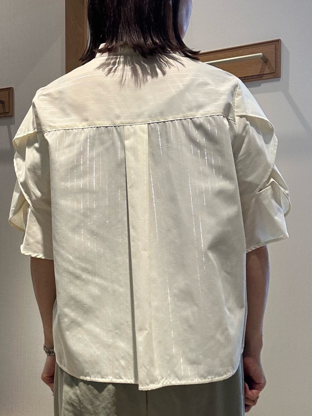 「柄シャツ、ワイドパンツ、サンダル、シャツスタイル、シンプルコーデ、きれいめコーデ、楽チンコーデ、大人女子、低身長女子、大人ファッション、低身長コーデ、おしゃれさんと繋がりたい、オフィスカジュアル、大人コーデ、アラフォー」｜「NOLLEY’Sのアイテム（バッグ、レッド系）」を使った、daimonさん（レディース・154cm）の春コーディネートの8枚目の写真