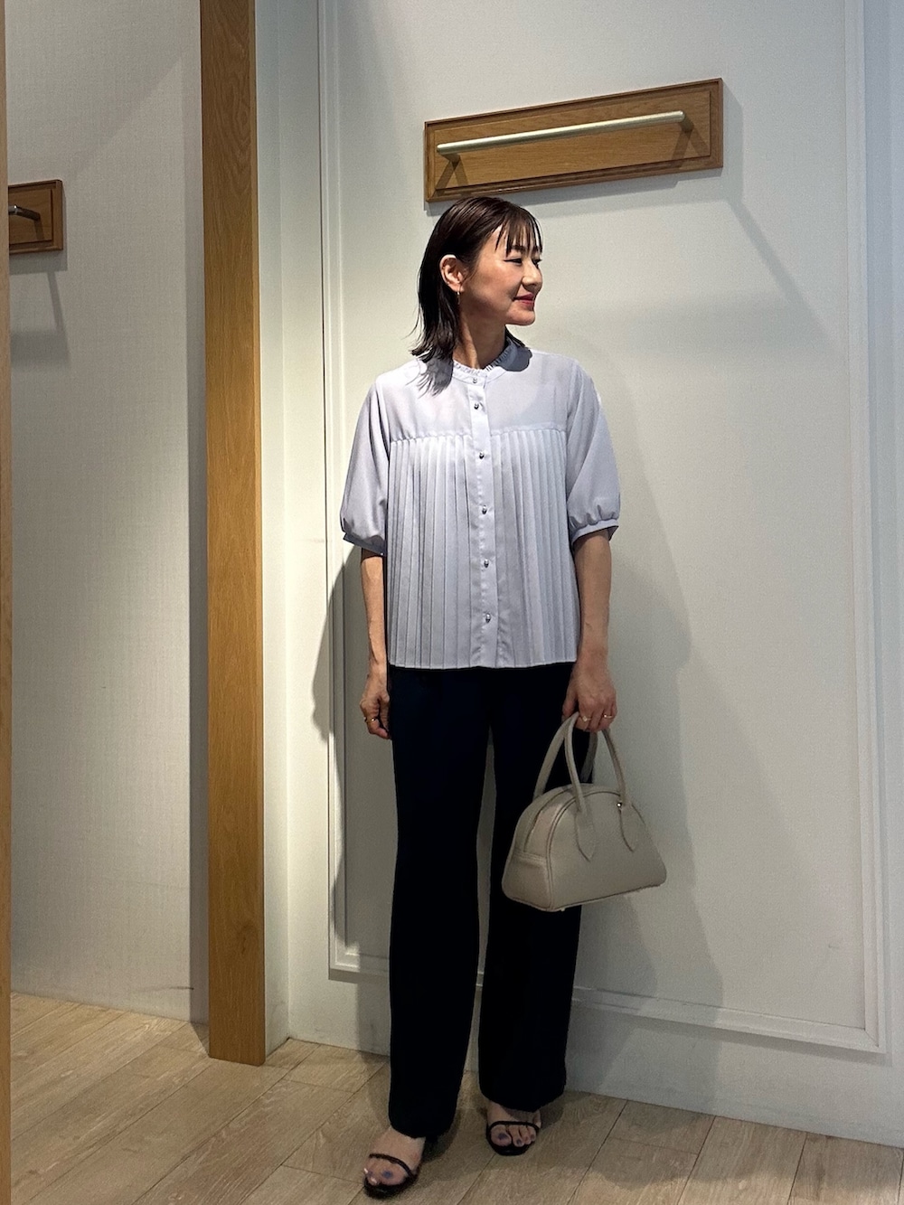 ブルー系のシャツ/ブラウス、ブルー系のその他パンツ、ブルー系のノーカラージャケットを着用したレディースの夏コーディネートの5枚目の写真