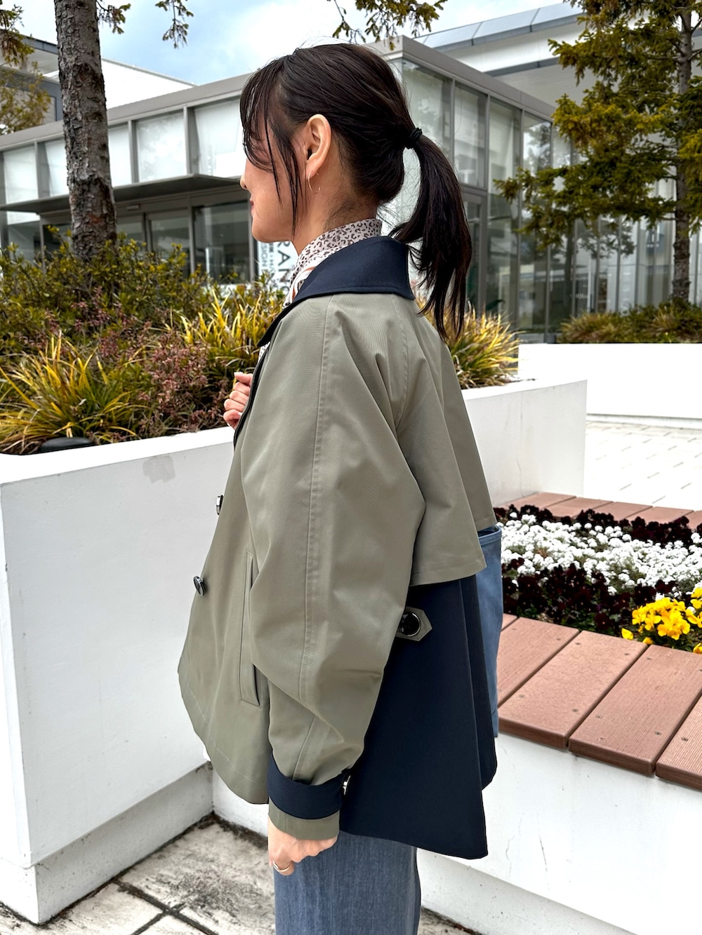 ブルー系のその他パンツ、ブルー系のトートバッグ、ホワイト系のシャツ/ブラウスを着用したレディースの春コーディネートの5枚目の写真