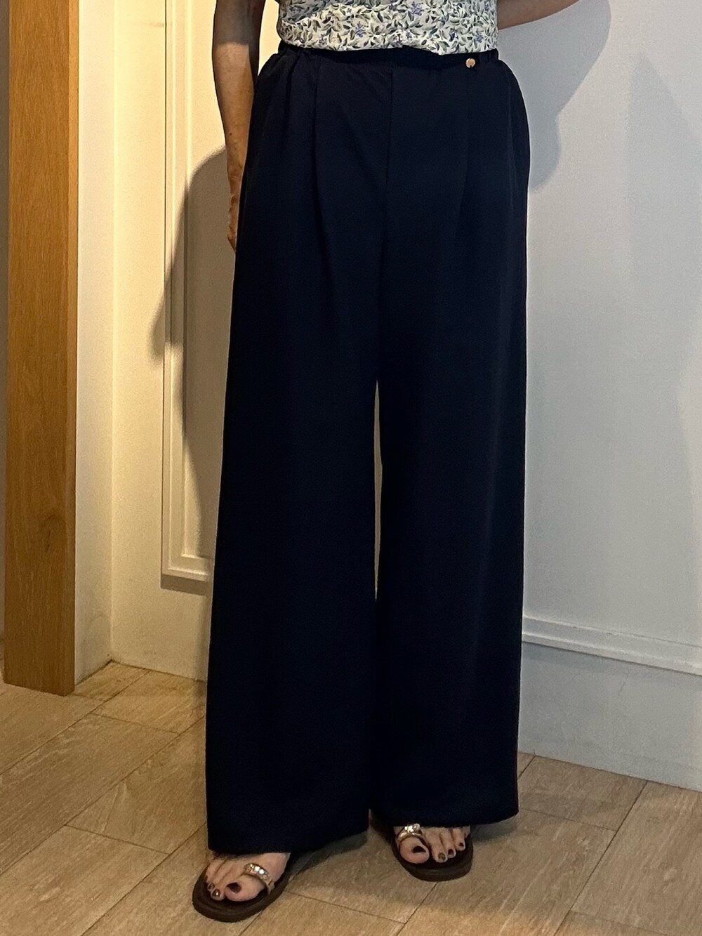 ブルー系のその他パンツ、グリーン系のシャツ/ブラウス、ベージュ系のカーディガン/ボレロを着用したレディースの春コーディネートの8枚目の写真