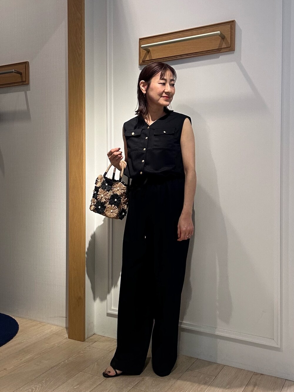 「サロペット、サロペットコーデ、オールインワンコーデ、オールインワン、サンダル、夏コーデ、オトナ女子、春ファッション、きれいめコーディネート、夏服、カジュアルスタイル、お仕事コーデ、通勤コーデ、授業参観日コーデ、初夏コーデ」｜「MICO COULIERのエステルカノコオールインワン（つなぎ/オールインワン、ブラック系）」を使った、daimonさん（レディース・154cm）の春コーディネートの4枚目の写真