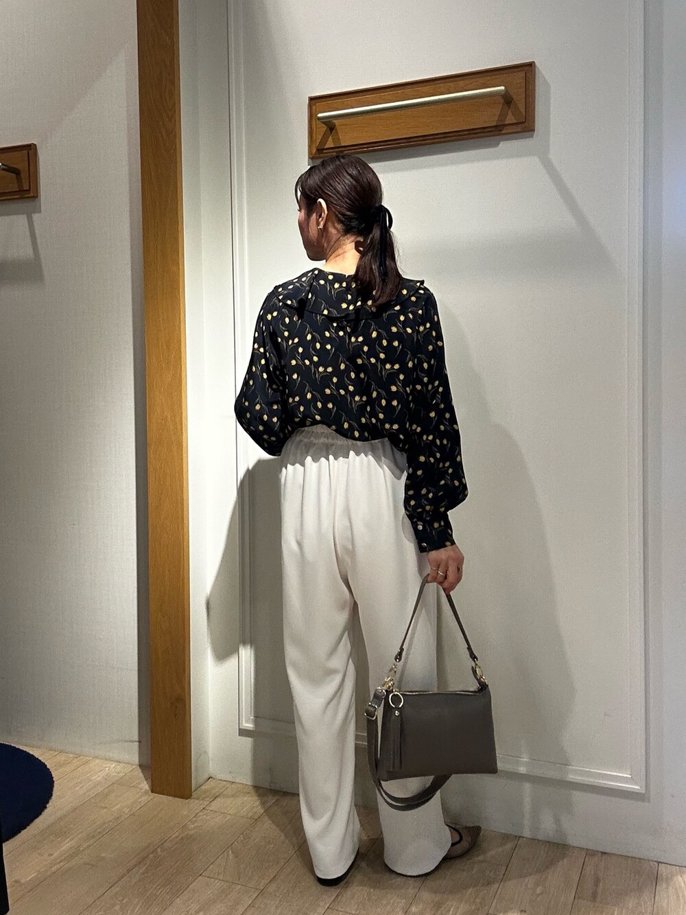 ブルー系のシャツ/ブラウス、ホワイト系のその他パンツ、グレー系のショルダーバッグを着用したレディースの春コーディネートの3枚目の写真