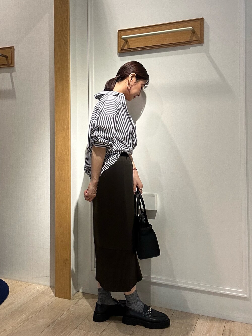 ブラック系のシャツ/ブラウス、ブラウン系のスカート、ブラック系のキャミソールを着用したレディースの秋コーディネートの5枚目の写真