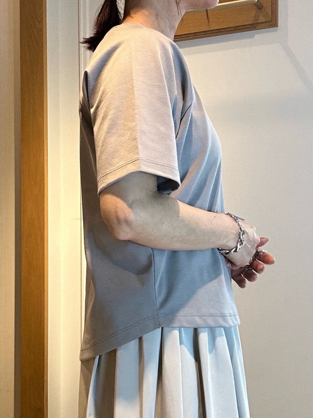 ホワイト系のブルゾン、グレー系のTシャツ/カットソー、グリーン系のスカートを着用したレディースの春コーディネートの10枚目の写真