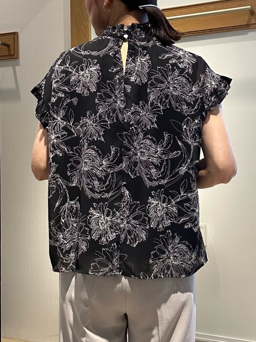 ブラック系のシャツ/ブラウス、ブラック系のスカート、ベージュ系のノーカラージャケットを着用したレディースの夏コーディネートの6枚目の写真