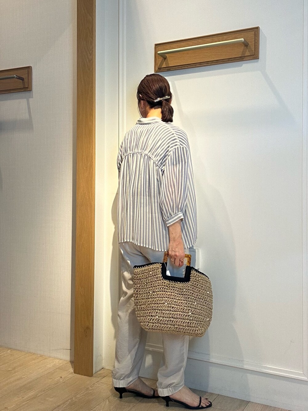 ブルー系のシャツ/ブラウス、ベージュ系のその他パンツ、ブラック系のハットを着用したレディースの春コーディネートの6枚目の写真