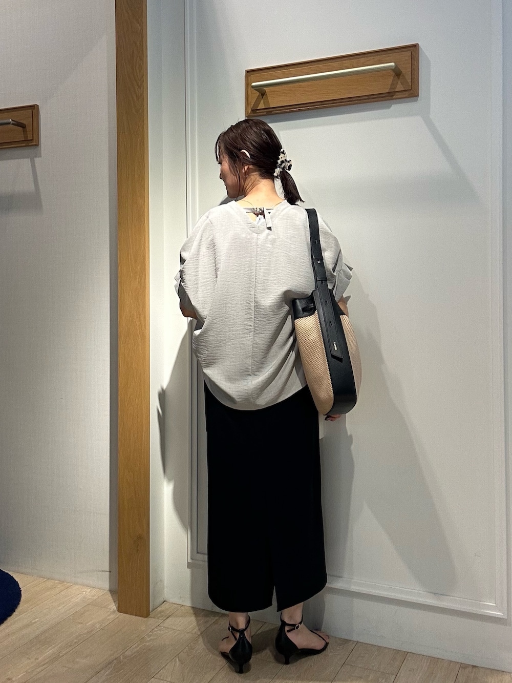 ベージュ系のシャツ/ブラウス、ブラック系のスカート、ブラック系のサンダルを着用したレディースの夏コーディネートの3枚目の写真
