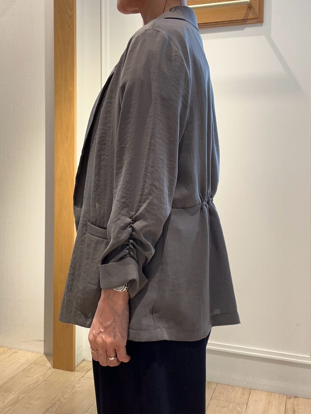ホワイト系のTシャツ/カットソー、グレー系のテーラードジャケット、ブルー系のその他パンツを着用したレディースの夏コーディネートの5枚目の写真