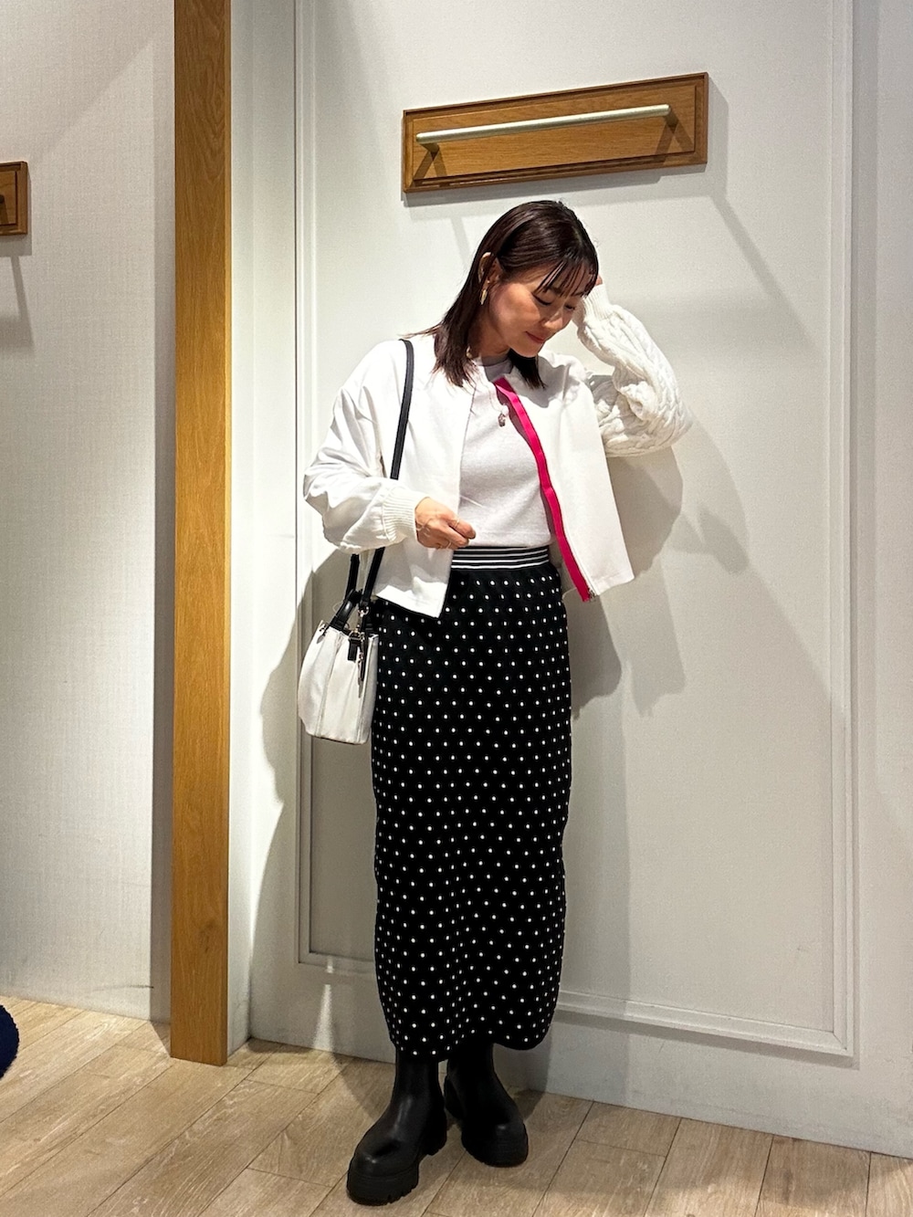 グレー系のカーディガン/ボレロ、グレー系のTシャツ/カットソー、ブルー系のその他パンツを着用したレディースの冬コーディネートの10枚目の写真