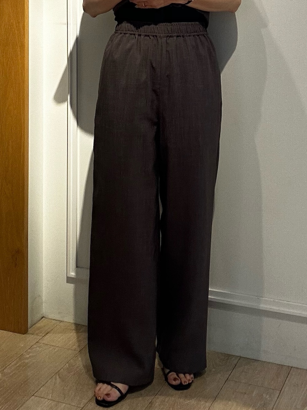 ブルー系のブルゾン、ブルー系のショルダーバッグ、グリーン系のシャツ/ブラウスを着用したレディースの春コーディネートの9枚目の写真