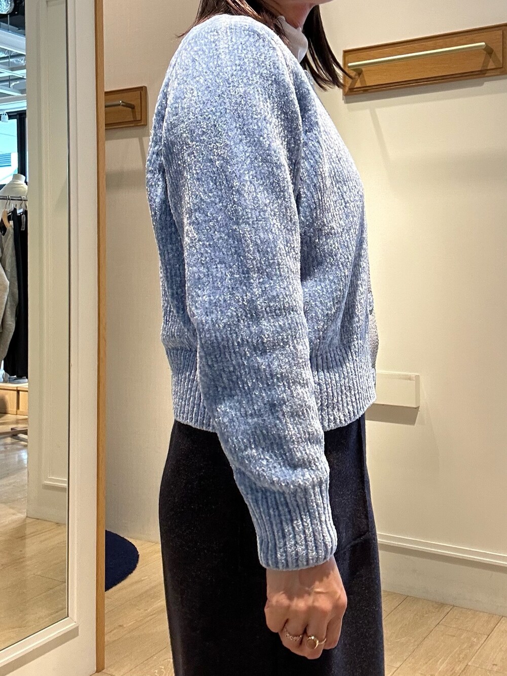 ホワイト系のTシャツ/カットソー、パープル系のスカート、グレー系のトートバッグを着用したレディースの秋コーディネートの6枚目の写真