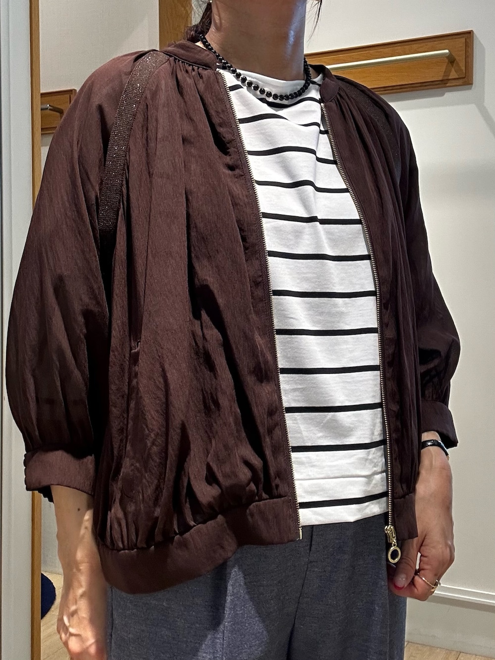 ブラウン系のブルゾン、ホワイト系のTシャツ/カットソー、ブルー系のその他パンツを着用したレディースの夏コーディネートの5枚目の写真