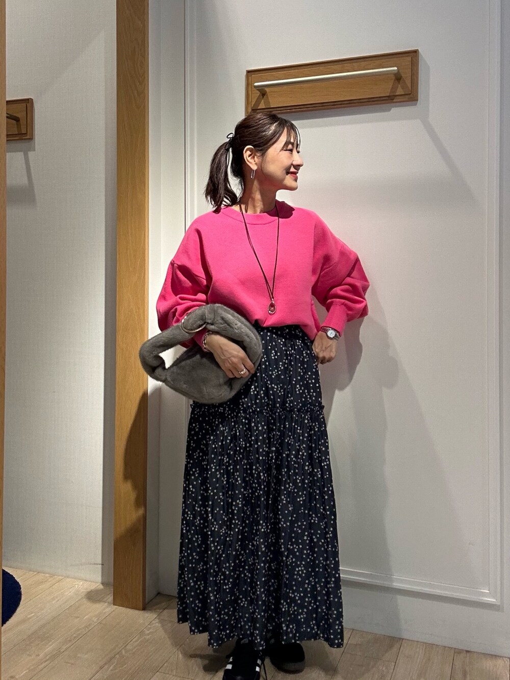 イエロー系のトレンチコート、ピンク系のニット/セーターを着用したレディースの秋コーディネートの10枚目の写真