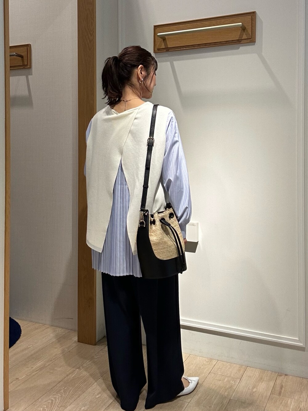 「春コーデ、春、オトナ女子、おでかけコーデ、パンツコーデ、オトナカジュアル、ラクチンコーデ、大人可愛い、はるコーデ、お出かけコーデ、春カラー、大人コーデ、休日スタイル、レイヤードスタイル、ショルダーバッグ」｜「MICO COULIERのミラノリブベスト+ブラウスセット（ニット/セーター、ホワイト系）」を使った、daimonさん（骨格ナチュラル・レディース・154cm）の春コーディネートの3枚目の写真