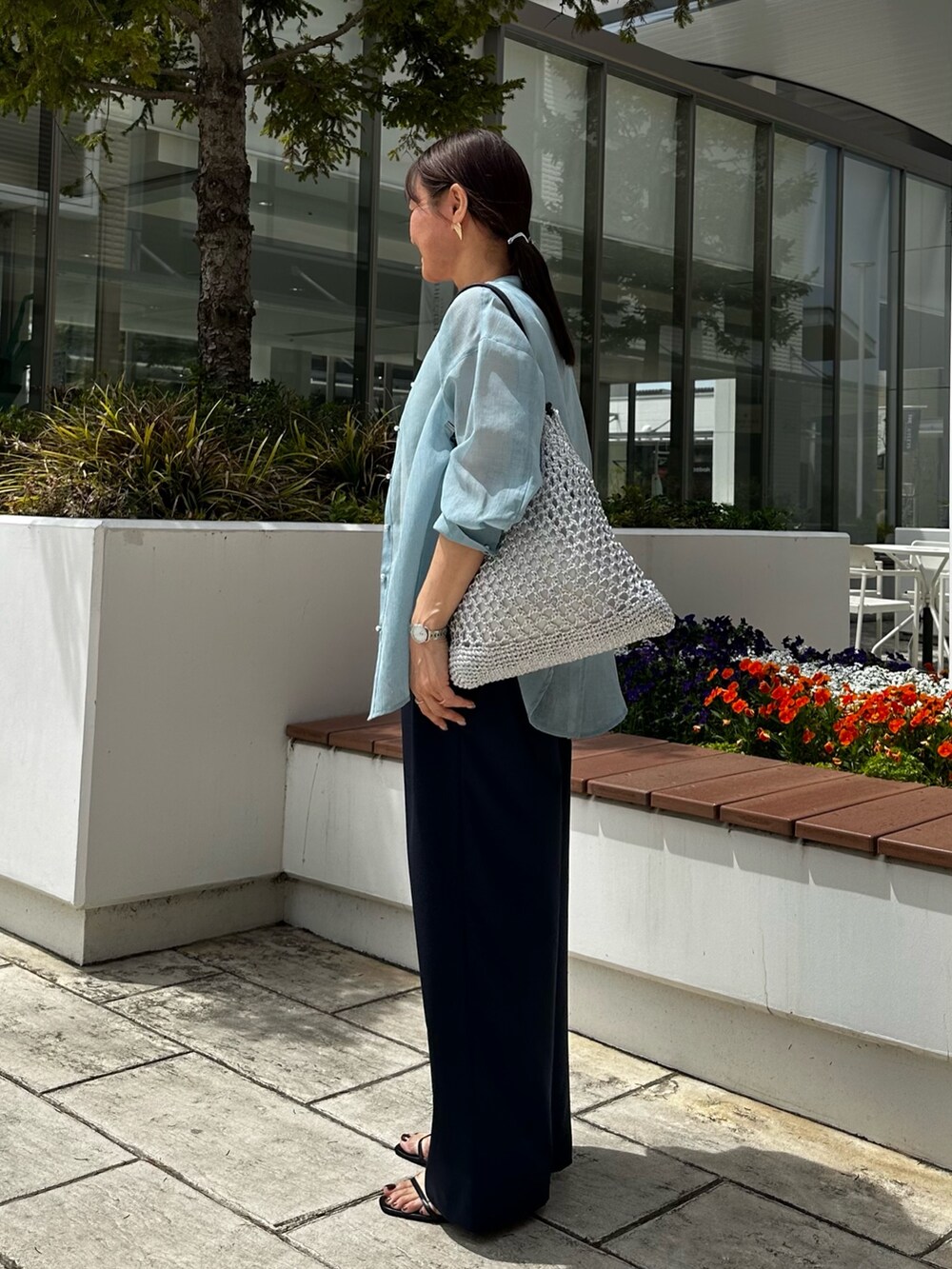 ブルー系のシャツ/ブラウス、ホワイト系のTシャツ/カットソー、ブルー系のその他パンツを着用したレディースの春コーディネートの2枚目の写真
