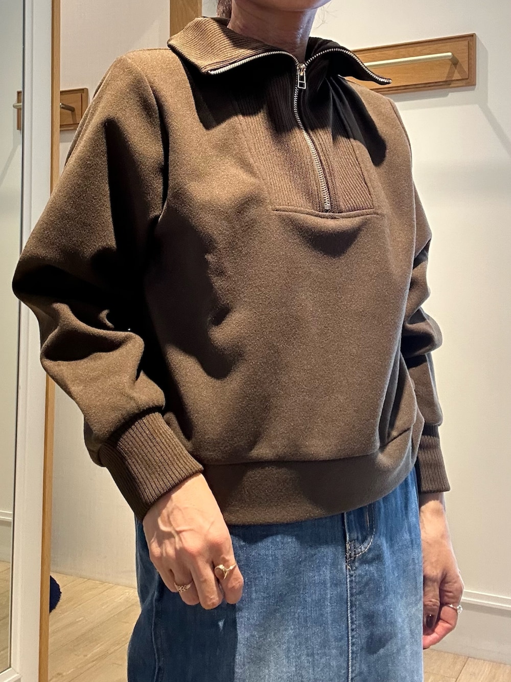 ホワイト系のブルゾン、ブラウン系のTシャツ/カットソー、ブラック系のトートバッグを着用したレディースの秋コーディネートの9枚目の写真