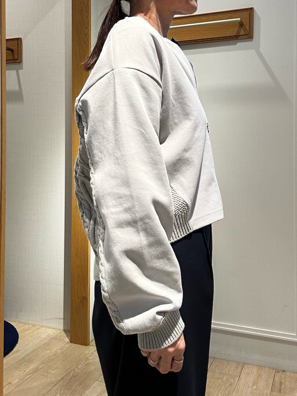 グレー系のカーディガン/ボレロ、グレー系のTシャツ/カットソー、ブルー系のその他パンツを着用したレディースの冬コーディネートの7枚目の写真