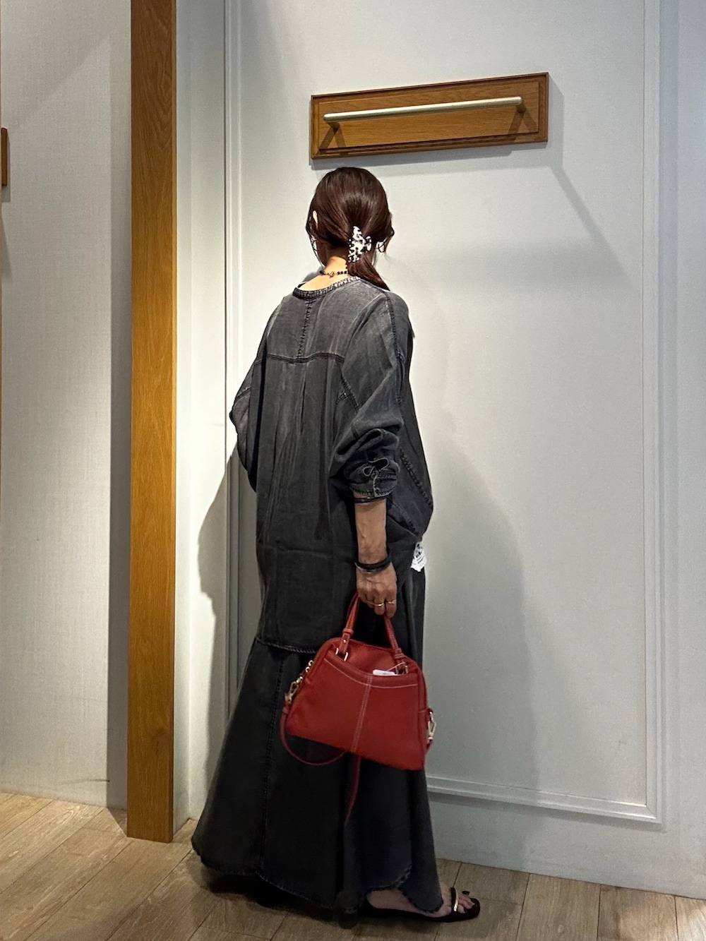 グレー系のシャツ/ブラウス、グレー系のスカート、ベージュ系のブルゾンを着用したレディースの夏コーディネートの4枚目の写真
